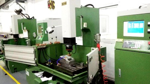 東莞新志星與鼎拓?cái)?shù)控簽訂火花機(jī)采購(gòu)合同